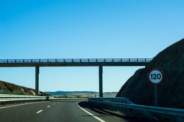 İspanya, güzel manzara dağlar, Kuru toprak ve kaya güneşten, ulaşım dağlarda hızlı yol