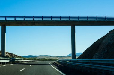 İspanya, güzel manzara dağlar, Kuru toprak ve kaya güneşten, ulaşım dağlarda hızlı yol