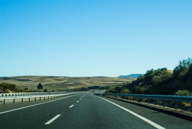 İspanya, güzel manzara dağlar, Kuru toprak ve kaya güneşten, ulaşım dağlarda hızlı yol