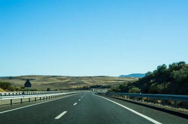 İspanya, güzel manzara dağlar, Kuru toprak ve kaya güneşten, ulaşım dağlarda hızlı yol