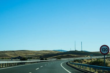 İspanya, güzel manzara dağlar, Kuru toprak ve kaya güneşten, ulaşım dağlarda hızlı yol