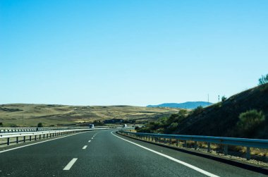 İspanya, güzel manzara dağlar, Kuru toprak ve kaya güneşten, ulaşım dağlarda hızlı yol