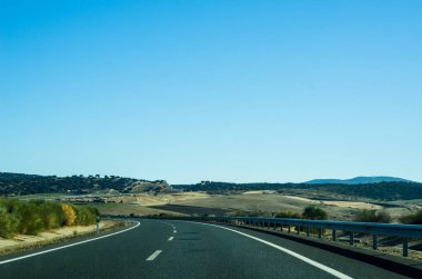İspanya, güzel manzara dağlar, Kuru toprak ve kaya güneşten, ulaşım dağlarda hızlı yol