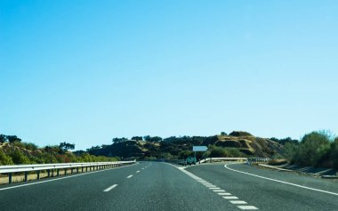 İspanya, güzel manzara dağlar, Kuru toprak ve kaya güneşten, ulaşım dağlarda hızlı yol