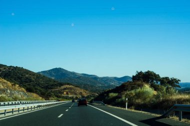İspanya, güzel manzara dağlar, Kuru toprak ve kaya güneşten, ulaşım dağlarda hızlı yol