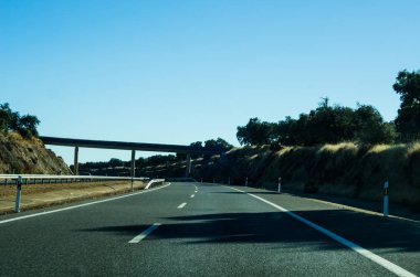 İspanya, güzel manzara dağlar, Kuru toprak ve kaya güneşten, ulaşım dağlarda hızlı yol