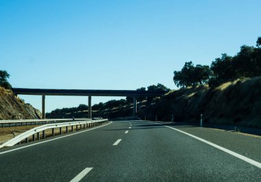 İspanya, güzel manzara dağlar, Kuru toprak ve kaya güneşten, ulaşım dağlarda hızlı yol