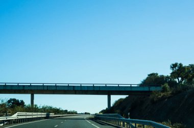 İspanya, güzel manzara dağlar, Kuru toprak ve kaya güneşten, ulaşım dağlarda hızlı yol