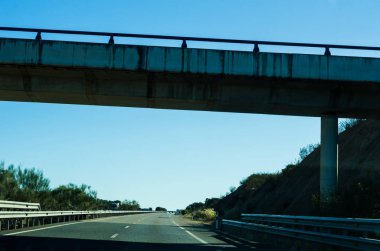 İspanya, güzel manzara dağlar, Kuru toprak ve kaya güneşten, ulaşım dağlarda hızlı yol