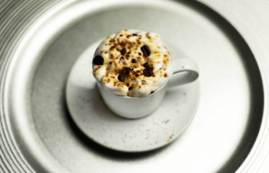 Noel kahve krem şanti ve seramik tabak, xmas üzerinde küçük bir hediye