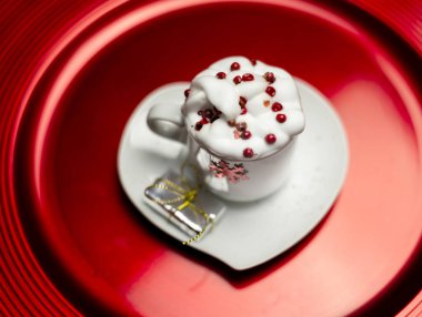 Noel kahve krem şanti ve seramik tabak, xmas üzerinde küçük bir hediye