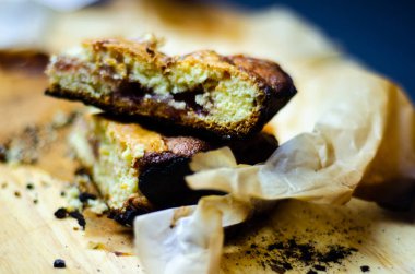 tatlı bir kek üzerinde çilek reçeli ile doldurulmuş lezzetli tatlı