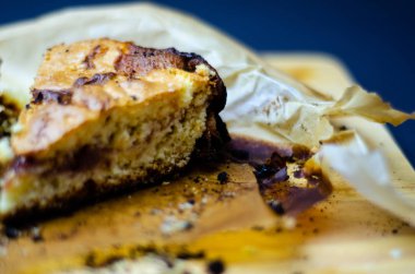 tatlı bir kek üzerinde çilek reçeli ile doldurulmuş lezzetli tatlı