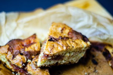 tatlı bir kek üzerinde çilek reçeli ile doldurulmuş lezzetli tatlı