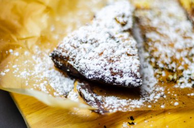 tatlı bir kek üzerinde çilek reçeli ile doldurulmuş lezzetli tatlı