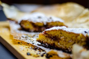 tatlı bir kek üzerinde çilek reçeli ile doldurulmuş lezzetli tatlı