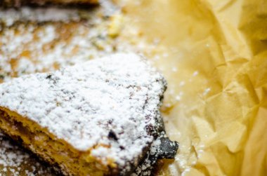 tatlı bir kek üzerinde çilek reçeli ile doldurulmuş lezzetli tatlı