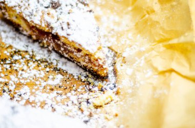 tatlı bir kek üzerinde çilek reçeli ile doldurulmuş lezzetli tatlı