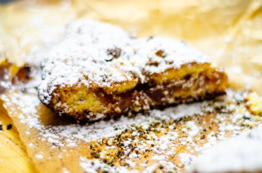 tatlı bir kek üzerinde çilek reçeli ile doldurulmuş lezzetli tatlı