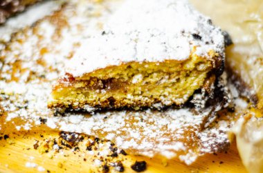 tatlı bir kek üzerinde çilek reçeli ile doldurulmuş lezzetli tatlı