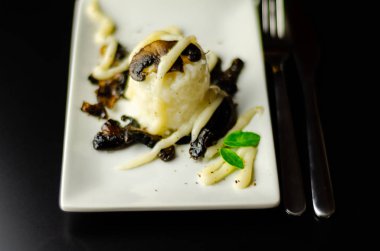 tatlı pirinç yemek ve gıda, bir vejetaryen yemek zarif bir porsiyon bir mantar tabanlı sos