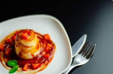 bir portre bir pirinç yemek ve gıda, bir vejetaryen yemek zarif bir bölümünü bir domates tabanlı sos