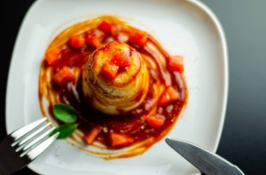 bir portre bir pirinç yemek ve gıda, bir vejetaryen yemek zarif bir bölümünü bir domates tabanlı sos