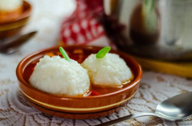 pirinç seramik bir kapta, rustical sofra servis iki testisle ev yapımı domates çorbası