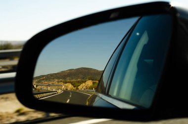 İspanya 'da araba aynasında hızlı yol manzarası, güzel manzara, ulaşım.