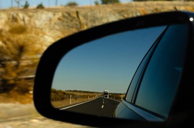 İspanya 'da araba aynasında hızlı yol manzarası, güzel manzara, ulaşım.