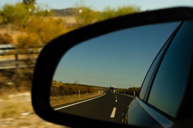 İspanya 'da araba aynasında hızlı yol manzarası, güzel manzara, ulaşım.