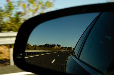 İspanya 'da araba aynasında hızlı yol manzarası, güzel manzara, ulaşım.