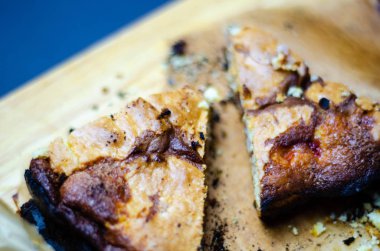 tatlı bir kek üzerinde çilek reçeli ile doldurulmuş lezzetli tatlı