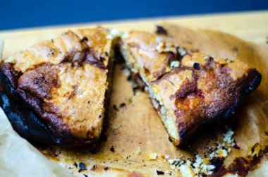 tatlı bir kek üzerinde çilek reçeli ile doldurulmuş lezzetli tatlı