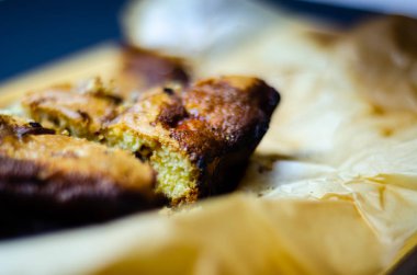 tatlı bir kek üzerinde çilek reçeli ile doldurulmuş lezzetli tatlı