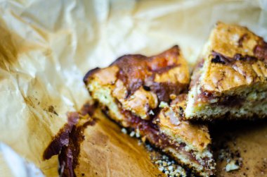 tatlı bir kek üzerinde çilek reçeli ile doldurulmuş lezzetli tatlı