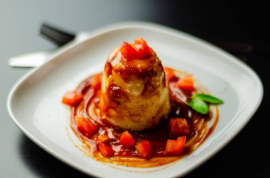 bir portre bir pirinç yemek ve gıda, bir vejetaryen yemek zarif bir bölümünü bir domates tabanlı sos