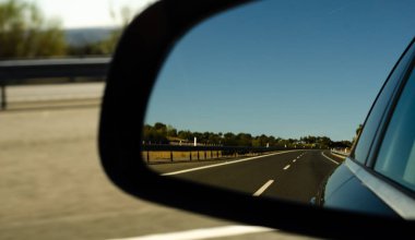 İspanya 'da araba aynasında hızlı yol manzarası, güzel manzara, ulaşım.