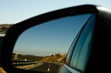 İspanya 'da araba aynasında hızlı yol manzarası, güzel manzara, ulaşım.