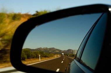İspanya 'da araba aynasında hızlı yol manzarası, güzel manzara, ulaşım.