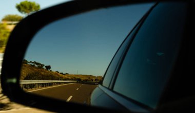 İspanya 'da araba aynasında hızlı yol manzarası, güzel manzara, ulaşım.