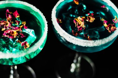 Lezzetli ve renkli içecekler dayalı çeşitli alkoller, şuruplar ve Likörler, benzersiz bir etki barmenin iş, gece parti