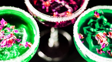 Lezzetli ve renkli içecekler dayalı çeşitli alkoller, şuruplar ve Likörler, benzersiz bir etki barmenin iş, gece parti