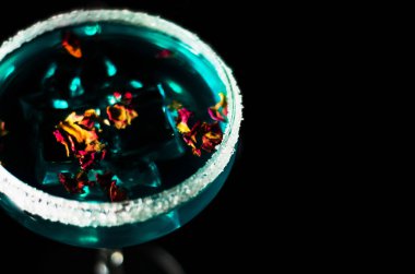 Lezzetli ve renkli içecekler dayalı çeşitli alkoller, şuruplar ve Likörler, benzersiz bir etki barmenin iş, gece parti