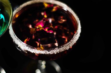 Lezzetli ve renkli içecekler dayalı çeşitli alkoller, şuruplar ve Likörler, benzersiz bir etki barmenin iş, gece parti