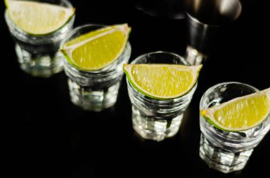 Lezzetli ve renkli içecekler dayalı çeşitli alkoller, şuruplar ve Likörler, benzersiz bir etki barmenin iş, gece parti