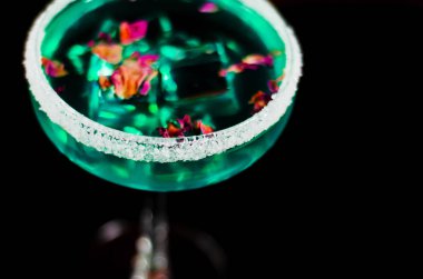 Lezzetli ve renkli içecekler dayalı çeşitli alkoller, şuruplar ve Likörler, benzersiz bir etki barmenin iş, gece parti