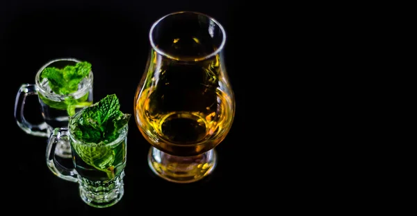 シングルモルト ウイスキー グラスと緑色のミント リキュール ドリンク 味の感覚のセットを更新 — ストック写真