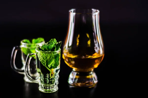 Солодке Віскі Склянці Зелений Ятний Лікер Освіжаючий Набір Напоїв Відчуття — стокове фото