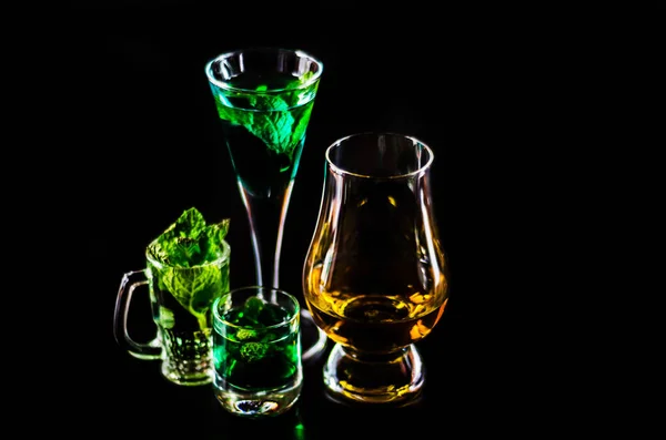 Whisky Single Malt Dans Verre Liqueur Menthe Verte Ensemble Rafraîchissant — Photo